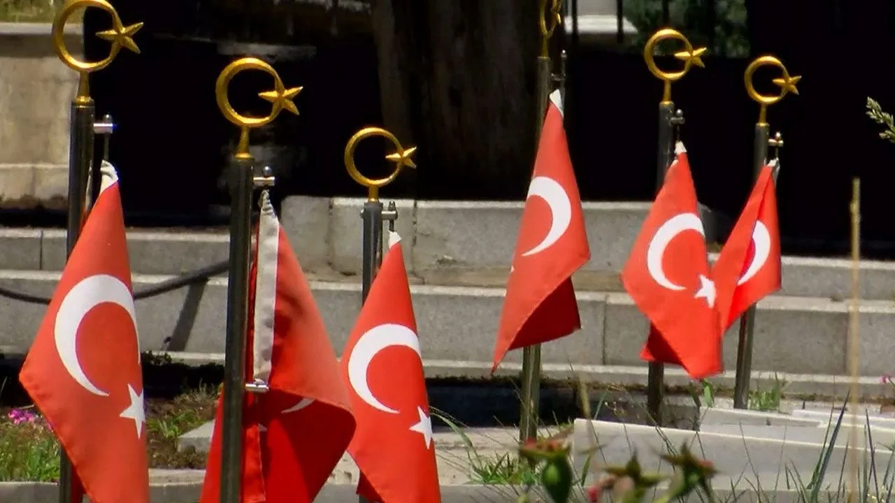 Edirnekapı Şehitliği'nde Babalar Günü Duygusal Anlarla Geçti